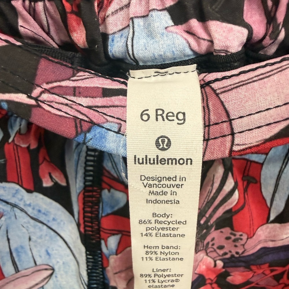 Lululemon Hotty Hot Shorts Blue/Pink/Mauve Floral Size 6 - Picture 3 of 3